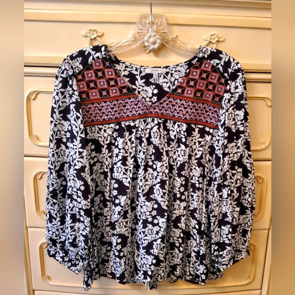 Jodifl Floral Embroidered Top M